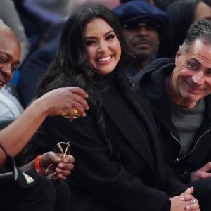 Vanessa Bryant "Manipulated" Kobe Bryant's Lakers Teammates Into Buying "Girl Scout Cookies"!