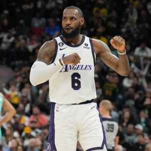 "The King of the NBA... And Handshakes": LeBron James Daps Up Everyone After 39 Point Explosion, Including Entire Lakers Camera Crew