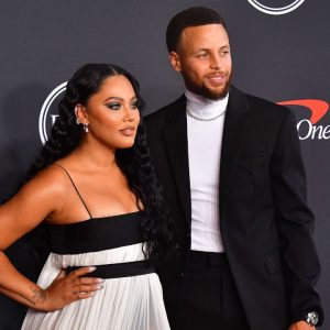 “Ayesha Curry Really Stole Stephen Curry’s Golf Clothes”: Halloween 2022 Forced Warriors Star into Relinquishing a Part of His Attire