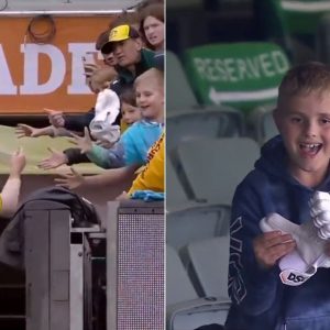 "Always been a generous man": David Warner gifts batting gloves to kids who can't hide excitement at the MCG