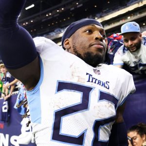 4 Years After Signing $5,400,000 Rookie Deal, Derrick Henry Generously Gifted Rolex Watches to His O-Line