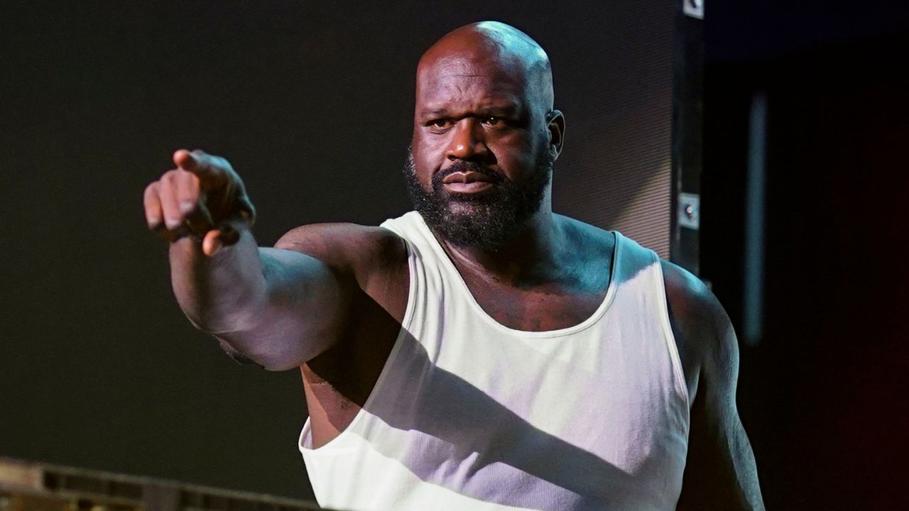 7ft Shaquille O'Neal in high school found a scarecrow in Texas with his jersey on it and a noose around its neck.