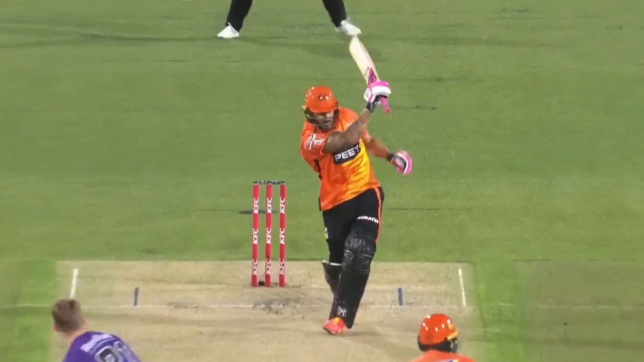 "He only needs one hand": Faf du Plessis cricket player hits Riley Meredith for one-handed boundary at Aurora Stadium