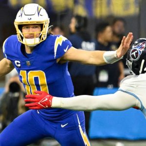 Justin Herbert is about to break the rookie passing TD record for a seasonJustin Herbert is about to break the rookie passing TD record for a season