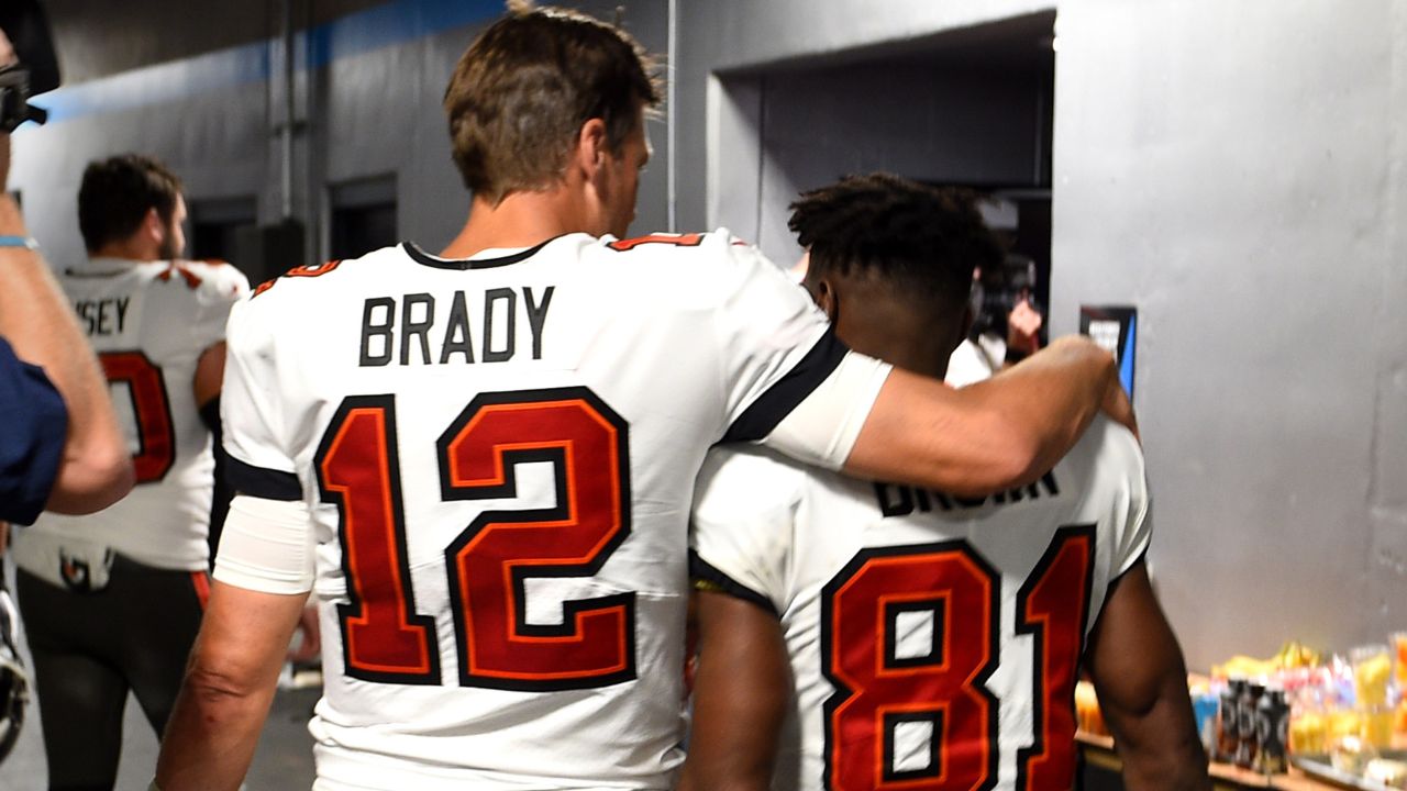 "Gave up $30,000,000 to Play With Tom Brady": Antonio Brown Again Brags About Being the 'Righteous Man' Among Ungrateful Bucs