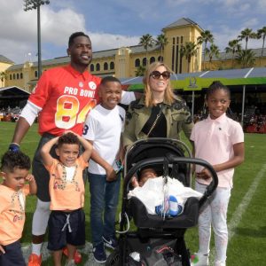 Antonio Brown’s ex-fiance, Chelsie Kyriss condemns ex-WR's s*xual Snapchat story as couple feud