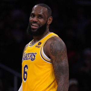 How Billionaire LeBron James Uses his 142M Followers to Make an Insane $657,000 From Instagram Posts