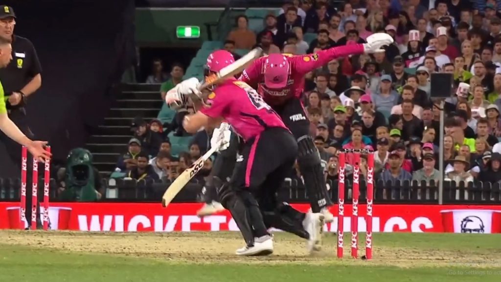 "Right in the nasty area": Steve Smith flat-bat shot hits Moises Henriques in the abdomen during Sydney derby
