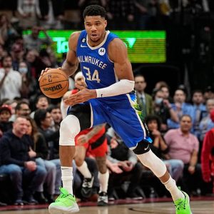 Despite 12 Turnovers, Giannis Antetokounmpo Records 30/21/10 in Win vs Raptors to Join Kareem Abdul-Jabbar in Historic 5-Game Run