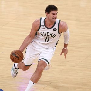 "Brook Lopez should be Defensive Player of the Year": Giannis Antetokounmpo throws weight behind Bucks teammate's DPOY campaign at age 34