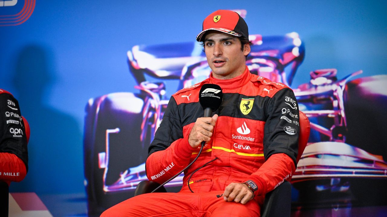 "How did he fit that?!": Carlos Sainz leaves fans puzzled after fitting huge golf bag in his $500,000 Ferrari