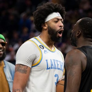 "LeBron James Enjoyed Anthony Davis and Draymond Green jawing": Lakers Superstar Gives Warriors DPOY Shoulder Rub After Confrontation