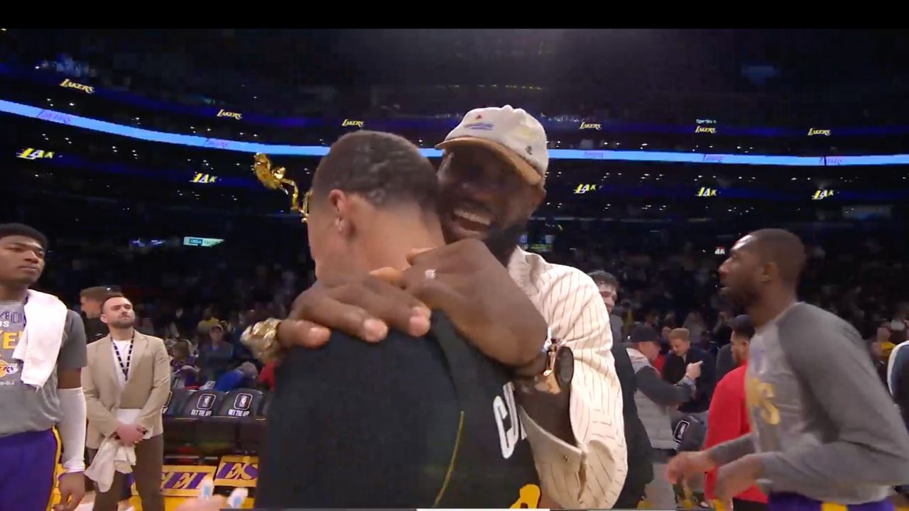 WATCH: LeBron James Hits up Stephen Curry After the Latter's Return as Lakers Get Crucial Win