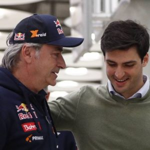 How different is Carlos Sainz's driving style from his 2-time World Champion father?