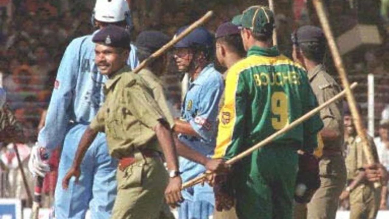 "He's well-guarded": This is how Sachin Tendulkar was guarded by police to prevent getting mobbed by the crowd upon smashing 25th ODI century in Vadodra