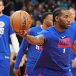 Kawhi Leonard’s Hand Size is so Big That Even a $1400 Phone Looks Tiny