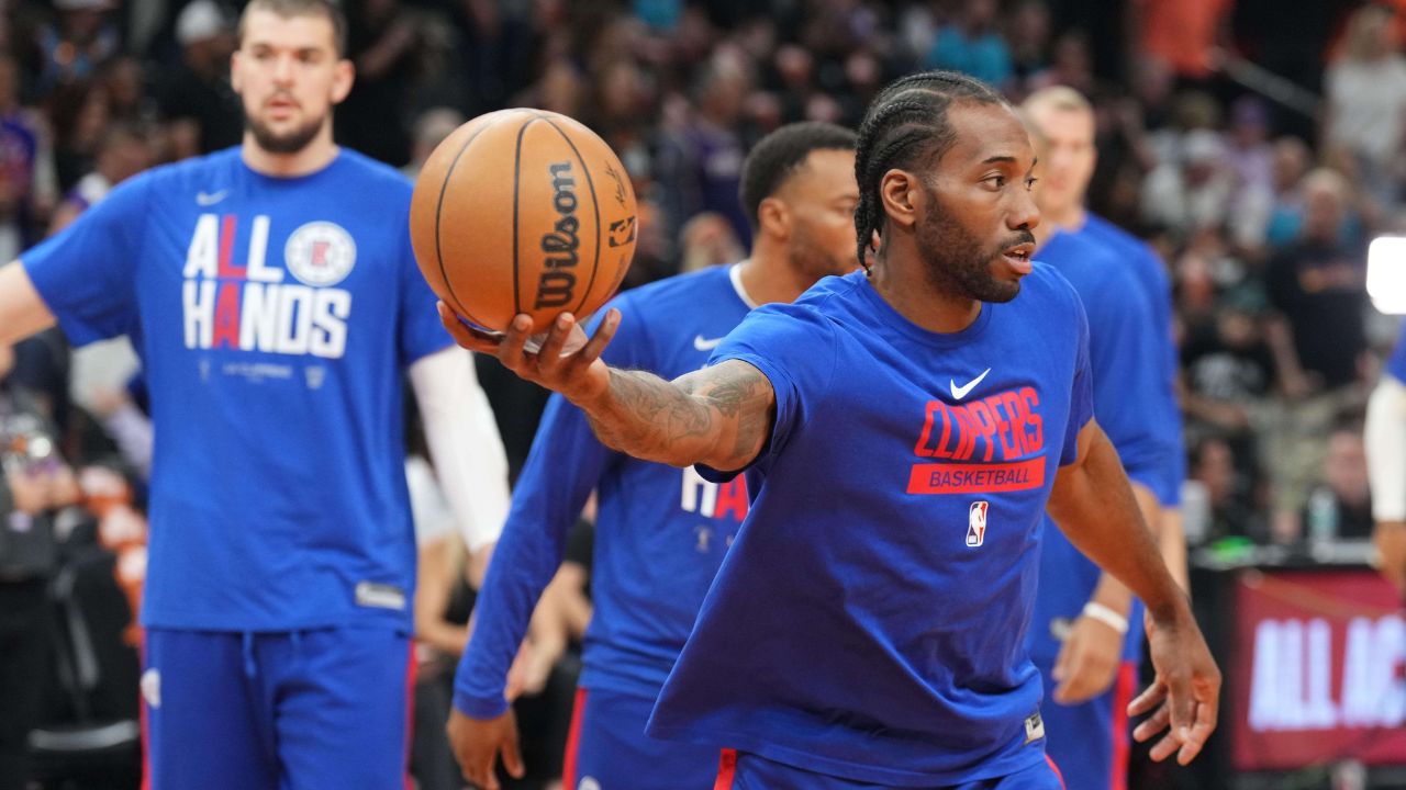 Kawhi Leonard’s Hand Size is so Big That Even a $1400 Phone Looks Tiny