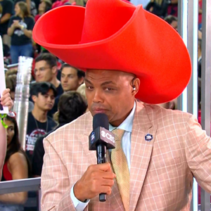 Charles Barkley Shows up in Hilariously Huge Hat to Vouch his Support for San Diego Aztecs! 