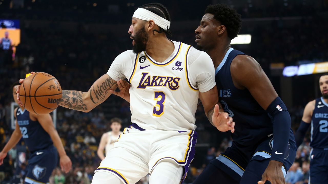 Is Anthony Davis Injured? Lakers Forward Appears to Suffer Shoulder Injury in Game 1 vs Grizzlies