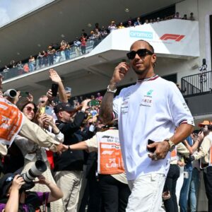 “Lewis Hamilton Is Bigger Than Anyone Else”: Fan Claims 7-Time World Champions Aura Dwarfed the Presence of Max Verstappen and Daniel Ricciardo