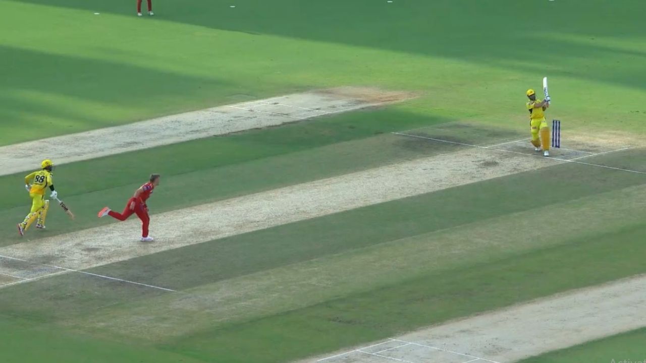 MS Dhoni Six Today: CSK Captain Finishes Off in Style by Hitting Sam Curran for Two Consecutive Sixes at Chepauk