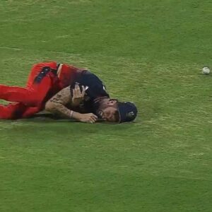Reece Topley Injury: Twitterati Prays for RCB Pacer as he Suffers Agony due to Potential Shoulder Disclocation