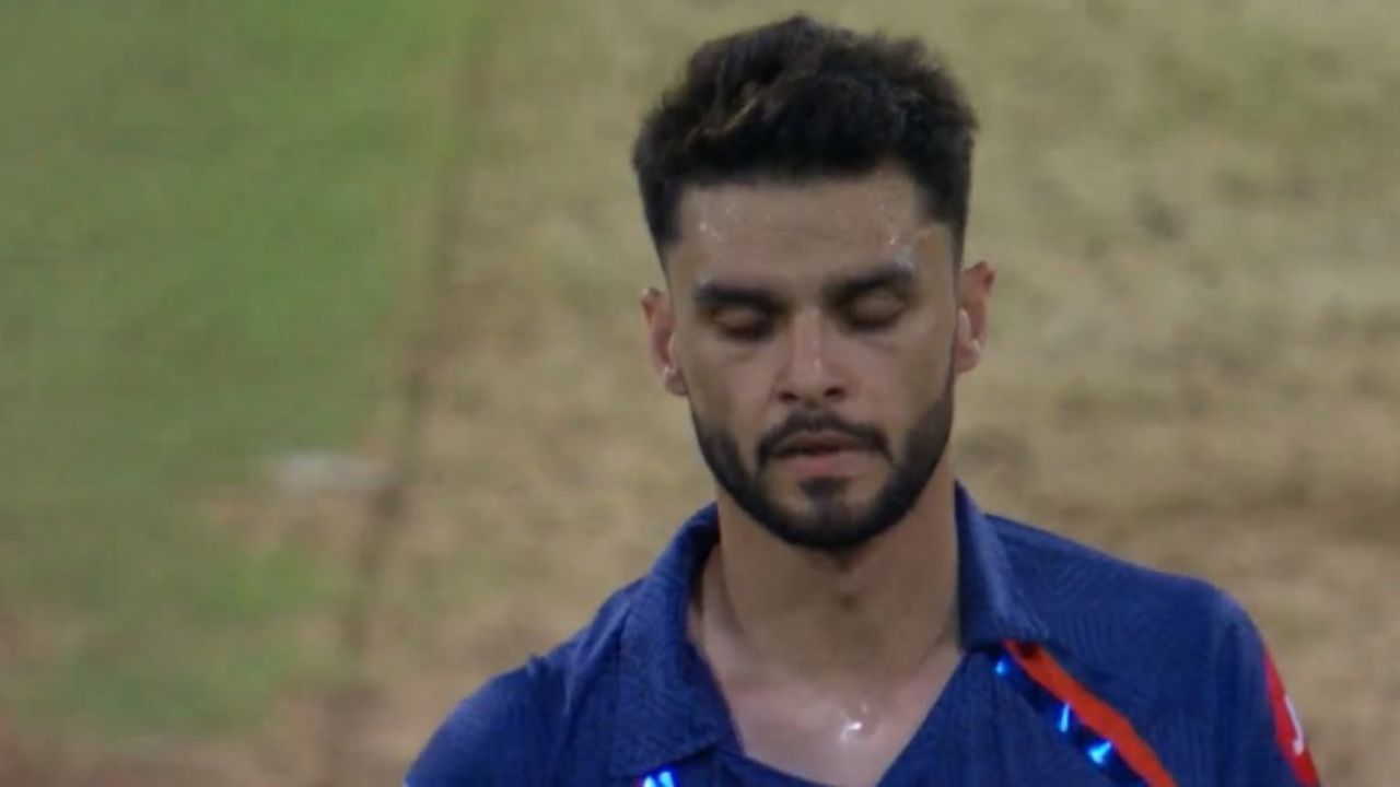 "Try Eating Apple": Twitter User Takes a Dig at Naveen ul Haq for Leaking 19 Runs in 19th Over vs Mumbai Indians