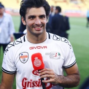 “Stop Inventing”: Bruised Carlos Sainz Clears the Air On Injury Rumors After Concerning Images Go Viral