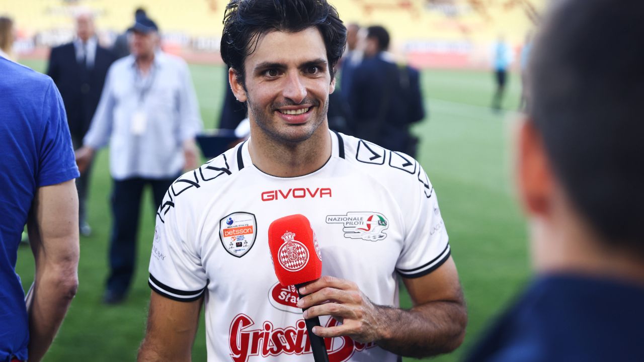 “Stop Inventing”: Bruised Carlos Sainz Clears the Air On Injury Rumors After Concerning Images Go Viral