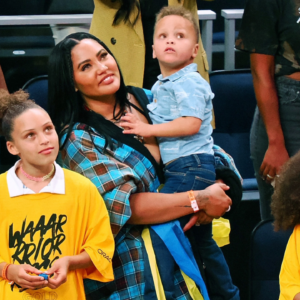 $2.76 Trillion Company Helped Ayesha and Stephen Curry Hold Back on Giving Their Kids Phones: “We Found a Middle Ground”