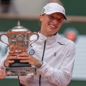 Iga Swiatek Matches a Serena Williams Record as the World No 1 Tennis Player