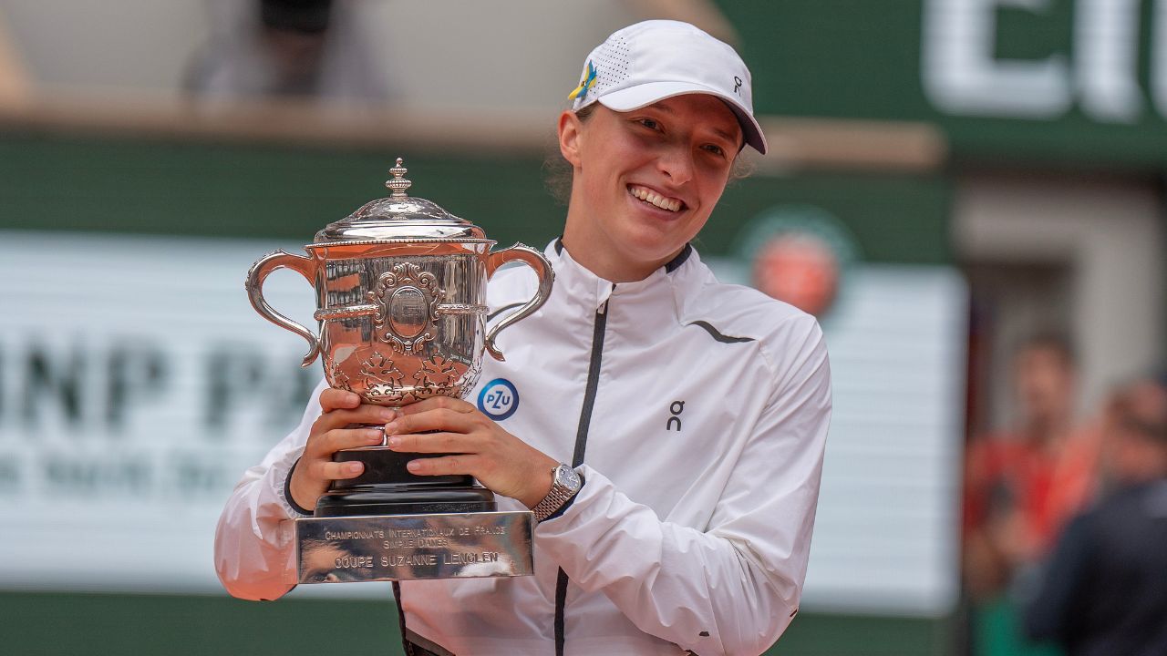 Iga Swiatek Matches a Serena Williams Record as the World No 1 Tennis Player