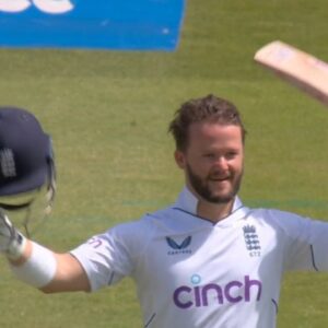 WATCH: Ben Duckett Takes A Dig At His Height After Camera Doesn't Spot Him Between Zac Crawley And Stuart Broad