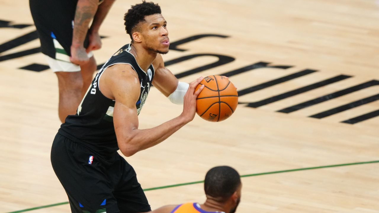Exhausted By Giannis Antetokounmpo's Near 15 Second Free Throw, Suns Fan Trolling Him With $100 Bills Resurfaces On Reddit