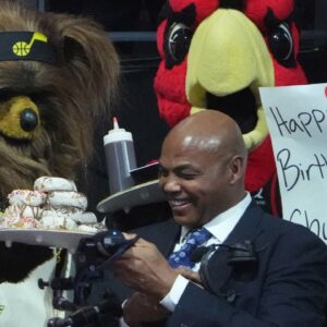 "Tell Your Wife To Shut The Hell Up": Charles Barkley Hilariously Couldn't Handle 7'6" NBA Legend's Wife Bickering With Sixers Fans
