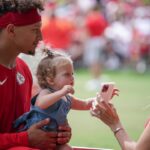 Months After Signing $120,000,000 Dolphins Deal, Tyreek Hill Showered Praise on 'Soccer Dad' Patrick Mahomes for Being a Different Breed; "No Muscle at All"
