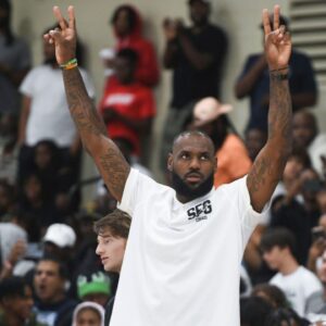 Amidst LeBron James' Final Decision On $47,607,350 Year At ESPYS, NBA Analyst Pegs Him To Play Into His 40s