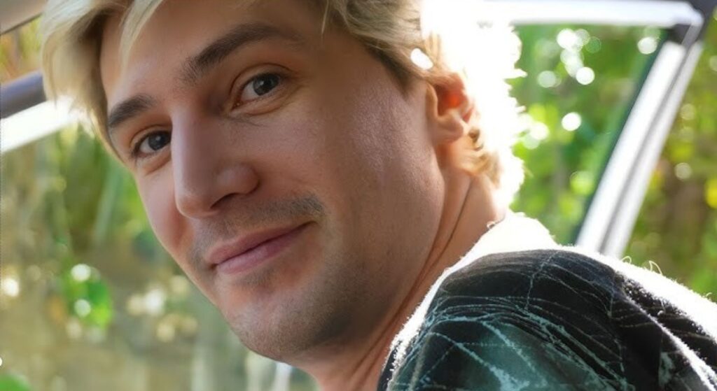 An image showing xQc smiling at the camera