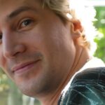 An image showing xQc smiling at the camera