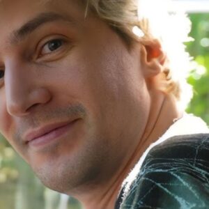 An image showing xQc smiling at the camera