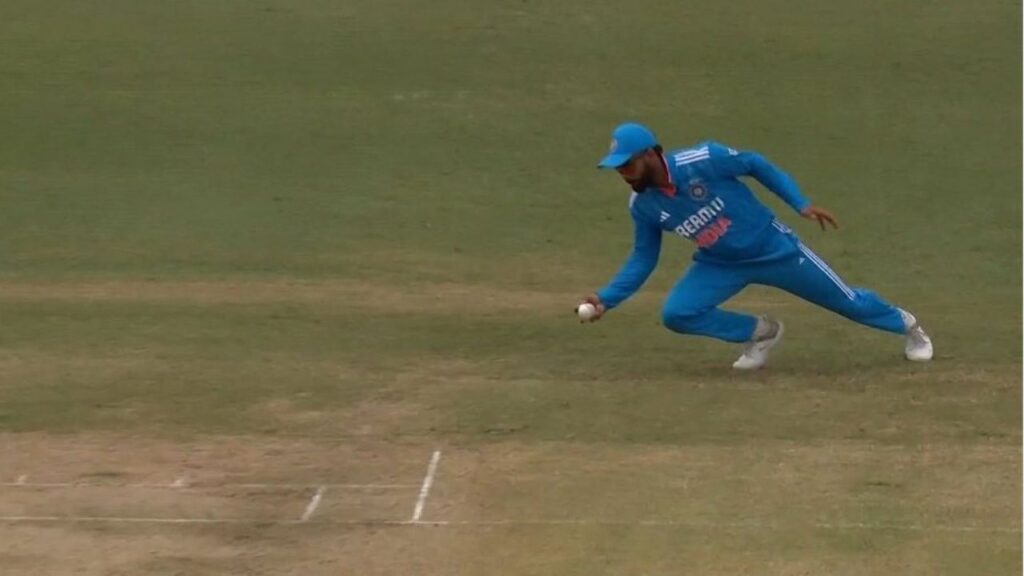 Virat Kohli Catch Today: King Kohli Grabs One-Handed Blinder At 2nd Slip To Dismiss Romario Shepherd