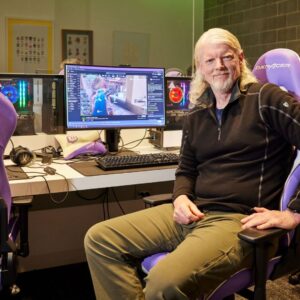 Dan Clancy helps a lady in TwitchCon