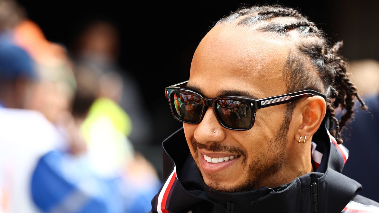 Former McLaren Driver Believes Sponsorship Commitments Are the Reason Behind Mercedes and Lewis Hamilton Not Signing a New Contract
