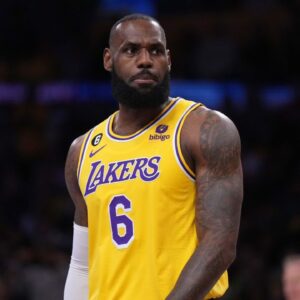 Despite A Bonus Check, 18 Y/o LeBron James ‘Gave Up Reebok’s’ $100,000,000 Deal The Same Night He Accepted Nike’s 7 Year Contract