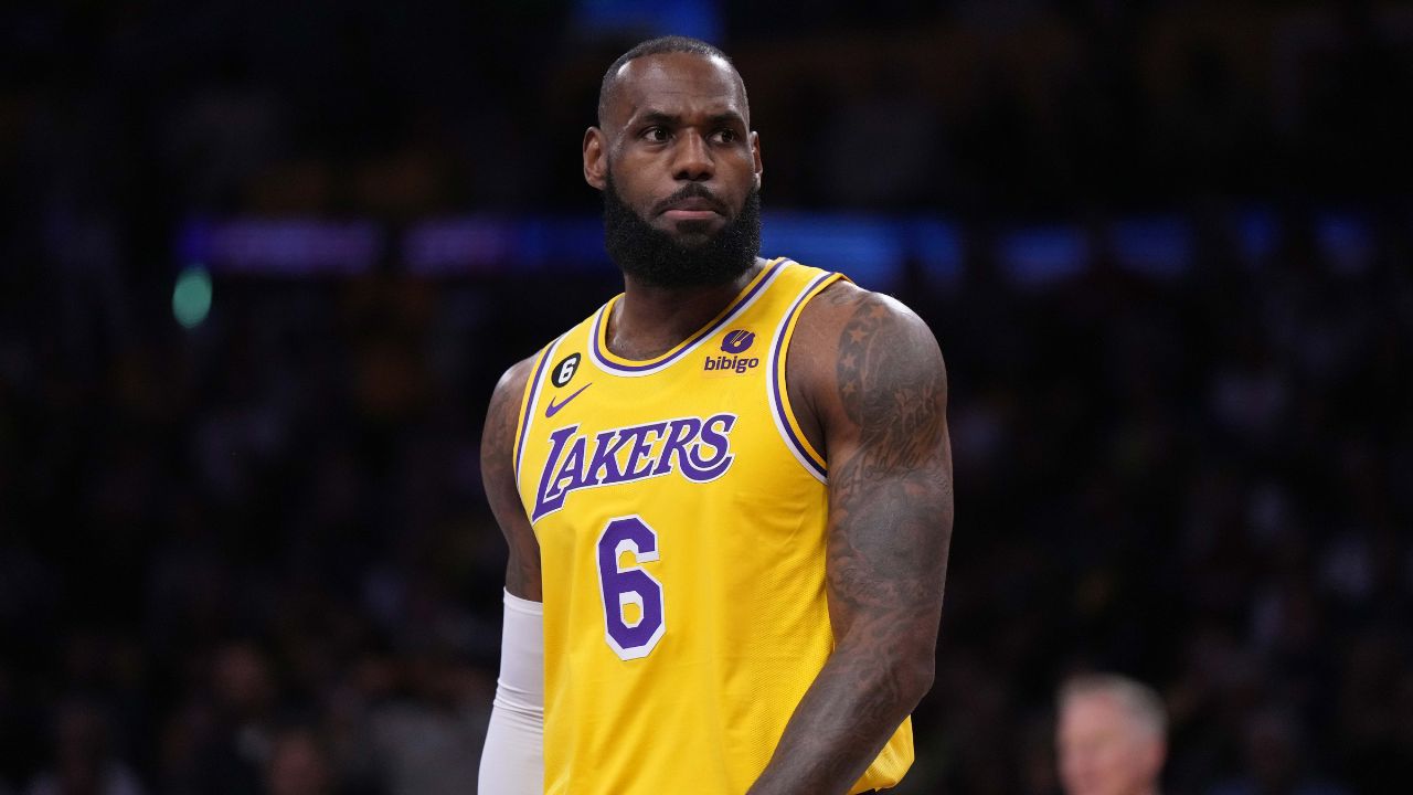 Despite A Bonus Check, 18 Y/o LeBron James ‘Gave Up Reebok’s’ $100,000,000 Deal The Same Night He Accepted Nike’s 7 Year Contract