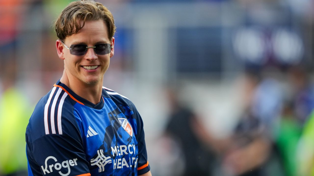 Cincinnati Bar Offers “Sad” Joe Burrow Fan Girls a $0.09 Remedy To Get Over His Engagement News