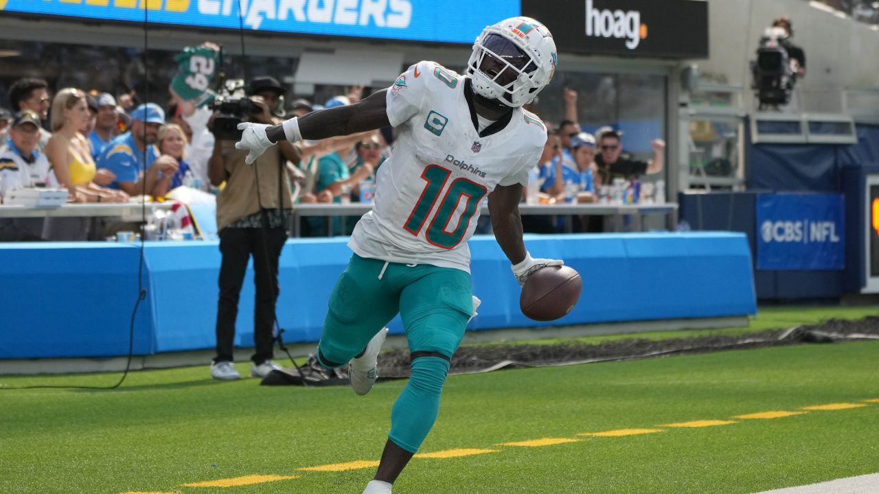 NFL Hard Knocks Miami Dolphins: Tyreek Hill's Response to Refs' "Anti Peace Sign" Request is Going Crazy Viral
