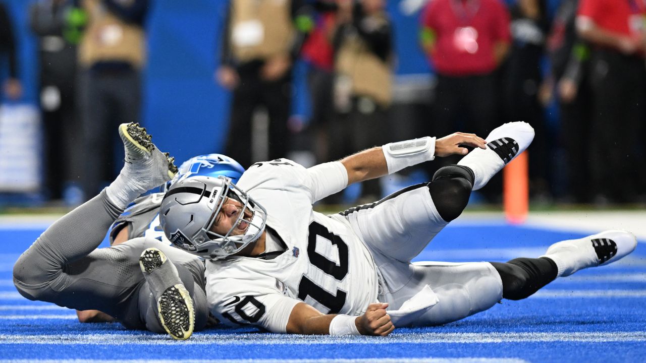 "$67.5 Million to be Sacked 6 Times": Jimmy Garoppolo's Horrible Day Leads Davante Adams Into Spiking His Helmet on the Sidelines