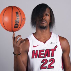 "With His Eyes Closed": Inspired by Michael Jordan Trolling Dikembe Mutombo, Jimmy Butler Continues His 'Are You Entertained' Campaign With Eccentric Free Throws