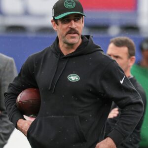 "That is a Huge Gamble": NFL Insider Advises Aaron Rodgers to Stay Away from the Field This Season, Even After Making a Miraculous Recovery